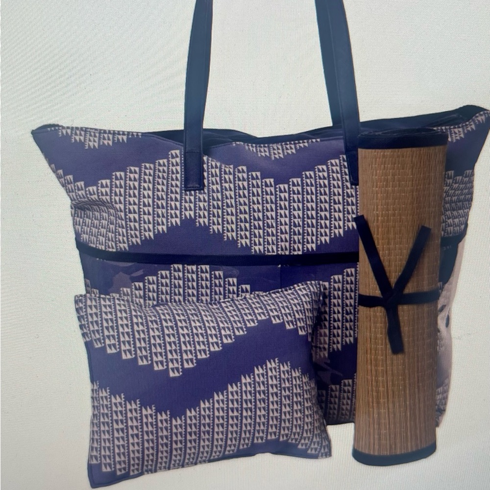 New Manaola Beach Tote with Beach Mat & Pillow